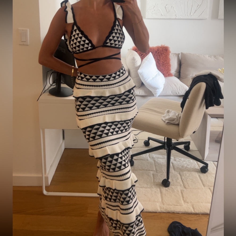 Black & White Geometric Knit Midi Skirt - Women